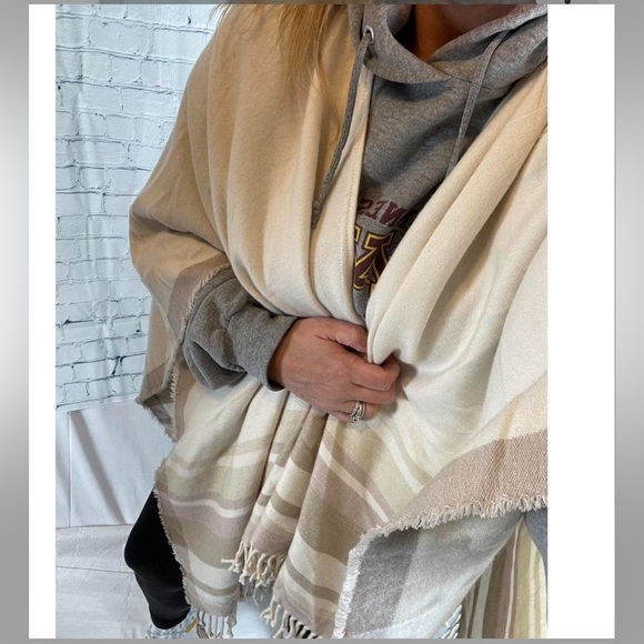 NEW Abercrombie & Fitch cream fringe shawl cape sweater poncho blanket one size - Picture 3 of 8